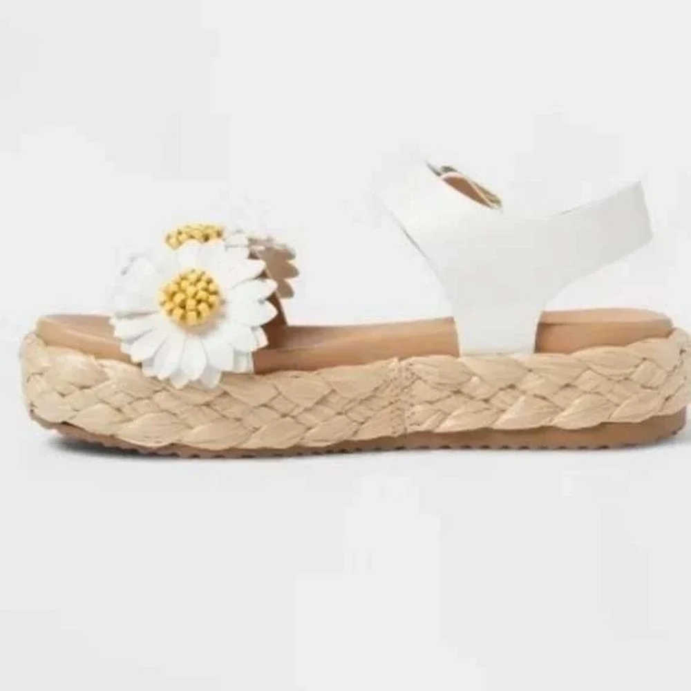 Big Girl Platform Sandals by Art Class Makayla Daisy White Size 1 New With Tags